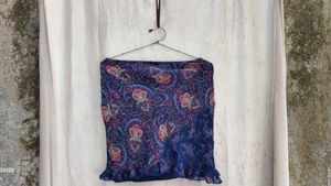 20V. Navy Blue mini floral skirt