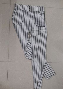 BLACK & WHITE STRIPPED JEGGING PANT