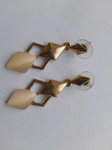 A Pair Of Western Earrings &amp; 1 Pendant Set