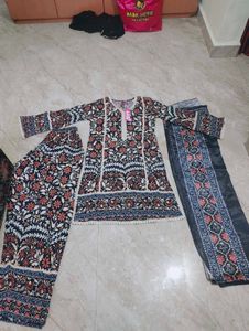Pakistani Elegant Floral Print Kurta Set with Dupa