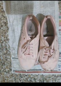 4 pairs of women's shoes