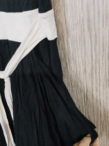 Chic Black &amp; White V-Neck Dress