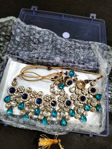 Stunning Blue & Crystal Jewellery Set