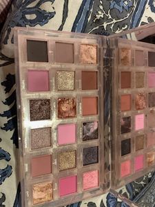 HUDA BEAUTY Rose Quartz Palette