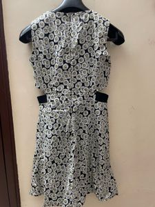 Chic Daisy Print Cut-Out Dress