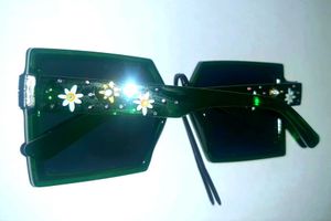 💎 One-Of-A-Kind Bottle Green Floral Sunglasses
