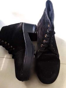 Black Chunky  heel  Boots  snow and   pahado wali
