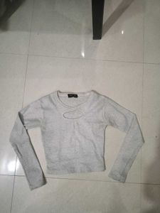 Greyish off-white ripped lines full sleeves crop t