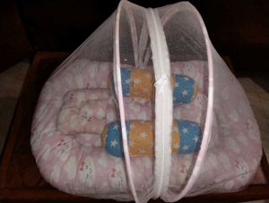 baby bed with mosquito net set and pillows