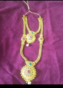 Exquisite Gold-Tone Necklace and Earring Set