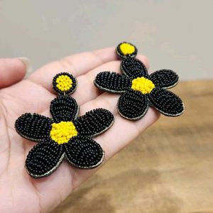 Beaded Flower Earrings🖤💛