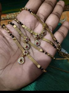 Elegant Gold Necklace with Pendant