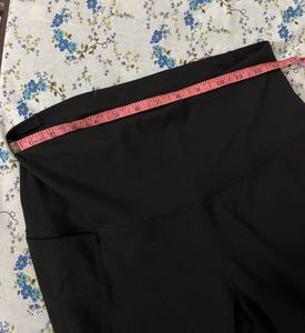 Black solid leggings