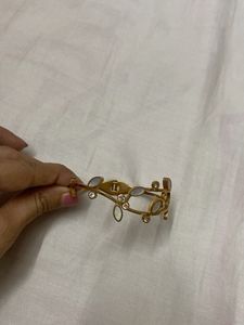Elegant Leaf Design Bracelet