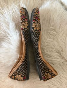 Punjabi Embroidered Juttis