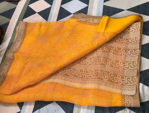Freebies❤️&  Elegant Yellow Patterned Saree