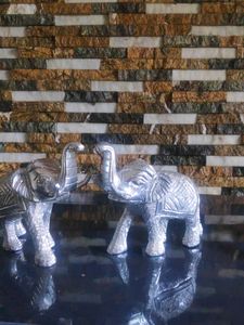 FIXED CASH ONLY... ELEPHANTS SHOW PIECE