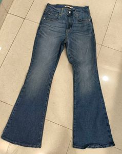 Levi's Women's classic Blue Flared Jeans