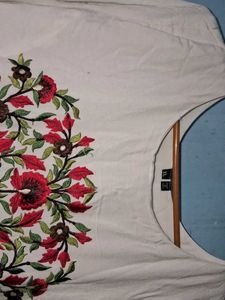 Elegant White Kurta with Floral Embroidery