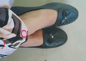 Elegant Black Ballet Flats with Bow Detail