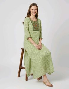 Elegant Green Embroidered Kurta+🎁