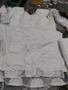 Elegant White Kurta Set with Floral Embroidery