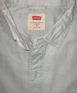 Levi's Men's Light Blue Button-Up Shirt
