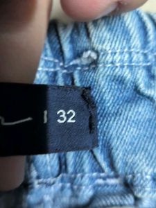 90s-inspired Light Wash Button-Up Mom Jeans