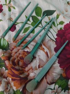 Set of 6 Teal Makeup Brushes