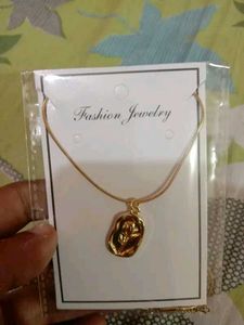 Elegant Gold Flower Pendant Necklace