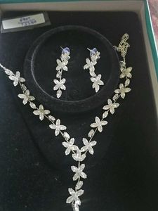 Sparkling Flowe ad Necklace & Earring Set