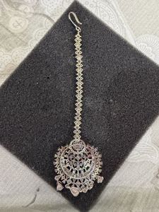Elegant Maang Tikka with Pearls