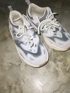 Price reduced!!!Original FILA Grey Sneake