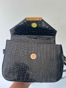 Chic Black Croc Embossed Shoulder Bag