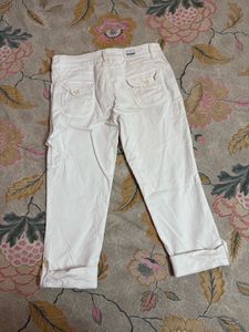 Women’s White Capri Pants !