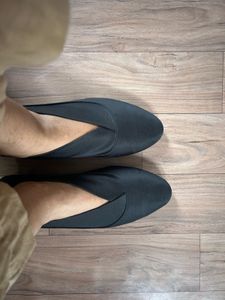 Chic Black Pointed-Toe Flats