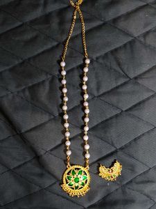 Elegant Gold Necklace with Green Pendant