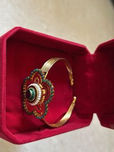 Vintage Gold Tone Floral Cuff Bracelet