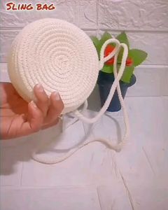 Charming Daisy Round Straw Crossbody Bag