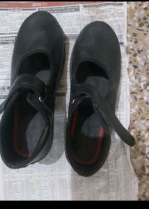 4 pairs of women's shoes