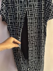 Stylish Black &amp; White Graphic Print Tunic Top