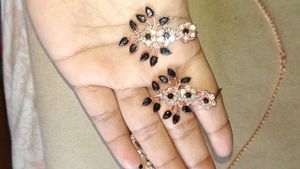 Elegant Black &amp; White Stone Necklace Set