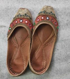 Embellished Juttis/Mojaris