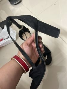 Chic Black Twist Detail Heels