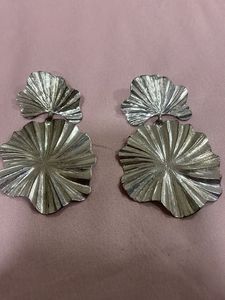 Elegant Leaf Design Dangle Earrings