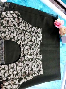 💚Elegant Dark Green Saree with Contrast Blouse💚