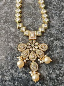 Long jewellery with earings