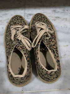 Trendy Leopard Print Sneakers