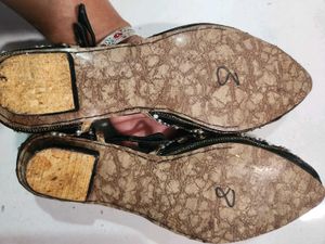Embellished Black Juttis/Mojaris