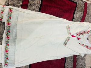 Elegant White Floral Embroidered Kurti Set